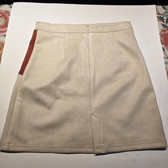 Chic Two-Tone Mini Skirt in Cream and Red - Picture 2 of 7